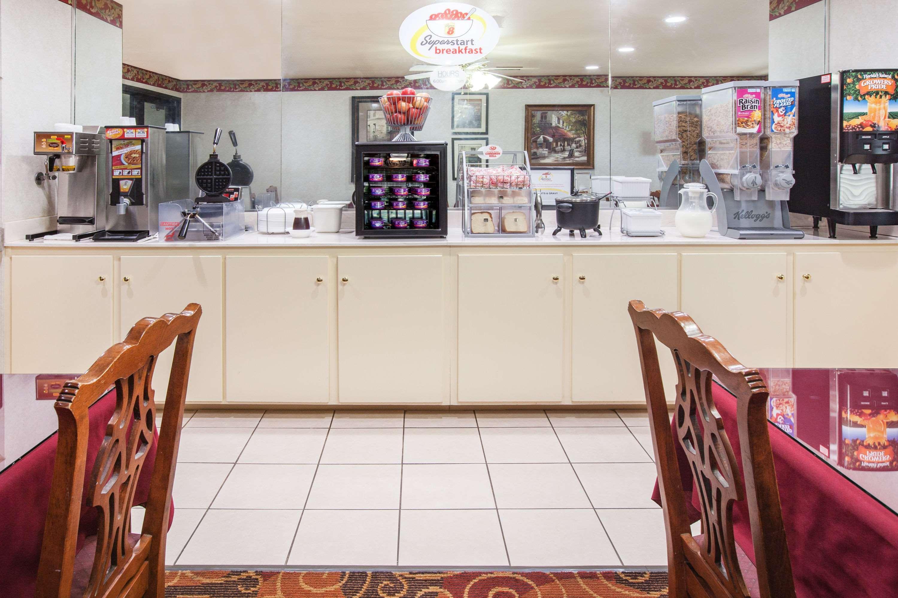 ซูเปอร์ 8 บาย วินด์แฮม ไวท์ฮอลล์ Hotel White Hall ภายนอก รูปภาพ