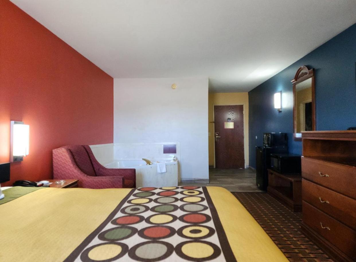 ซูเปอร์ 8 บาย วินด์แฮม ไวท์ฮอลล์ Hotel White Hall ภายนอก รูปภาพ