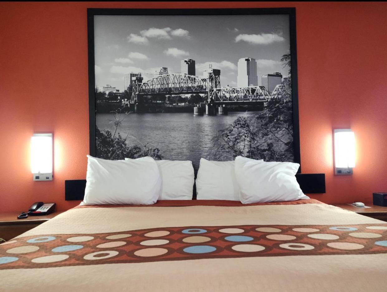 ซูเปอร์ 8 บาย วินด์แฮม ไวท์ฮอลล์ Hotel White Hall ภายนอก รูปภาพ