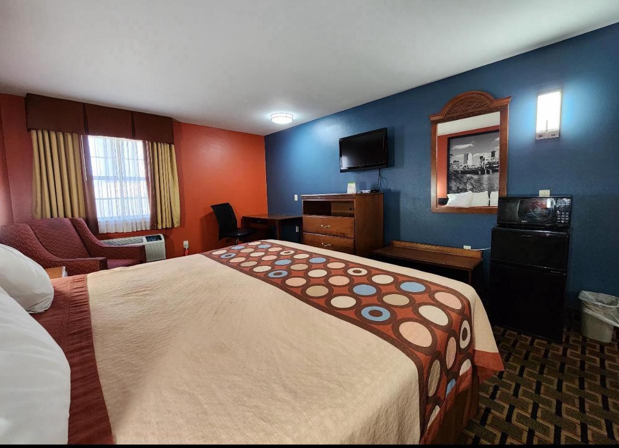 ซูเปอร์ 8 บาย วินด์แฮม ไวท์ฮอลล์ Hotel White Hall ภายนอก รูปภาพ